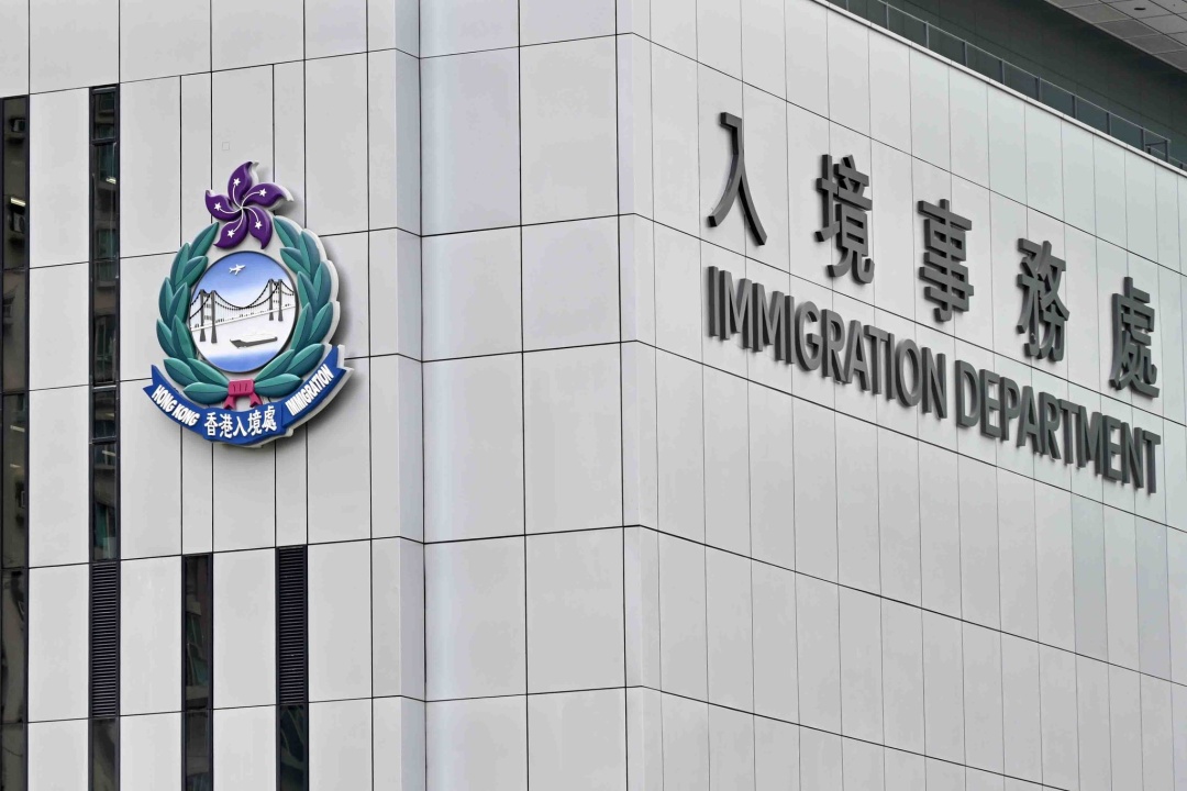 58岁香港男子收10万元中介费,安排内地女子和香港男性假结婚骗取香港居留身份,被判串谋诈骗罪入狱15个月 58岁香港男子收10万元中介费,安排内地女子和香港男性假结婚骗取香港居留身份,被判串谋诈骗罪入狱15个月