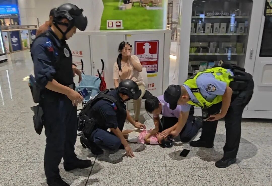 两岁女童岗厦北站突发晕厥,地铁员工跪地心肺复苏成功施救 两岁女童岗厦北站突发晕厥,地铁员工跪地心肺复苏成功施救