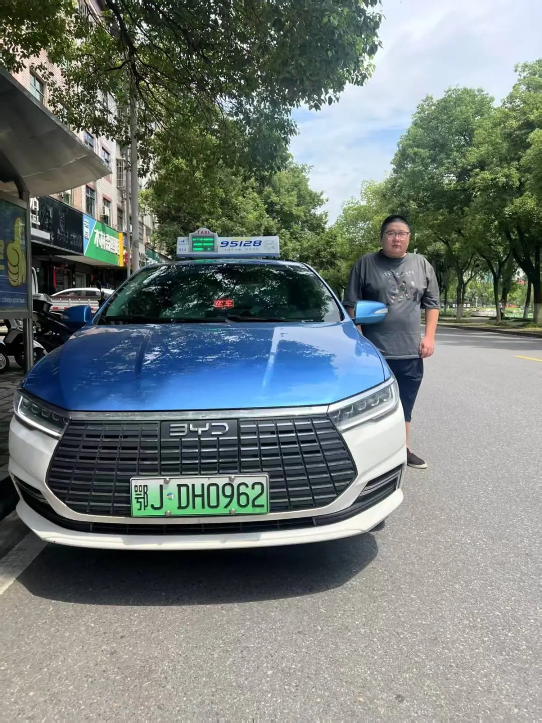 龙卷风突袭!熊攀(90后,鄂JDH0962司机) 连闯红灯,警方:免予处罚,通报表扬 龙卷风突袭!熊攀(90后,鄂JDH0962司机) 连闯红灯,警方:免予处罚,通报表扬