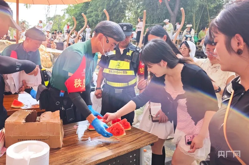 河南西瓜遇销售难题！多地景区“听劝式”助农刷屏……