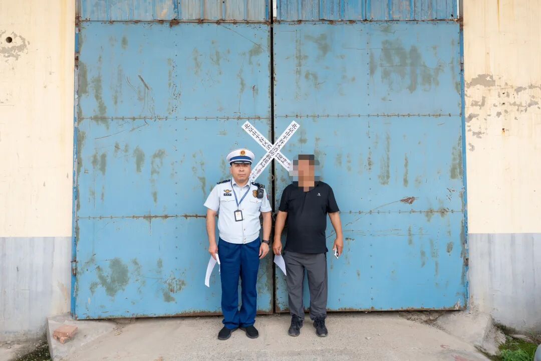 险！1700㎡库房用易燃泡沫彩钢板，平谷消防紧急依法临时查封