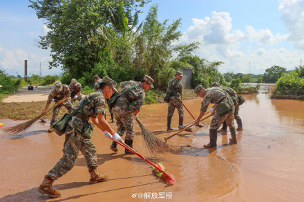广西崇左洪峰退去,武警官兵全力清淤 广西崇左洪峰退去,武警官兵全力清淤