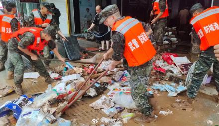 武警官兵奋战灾后清淤一线 武警官兵奋战灾后清淤一线