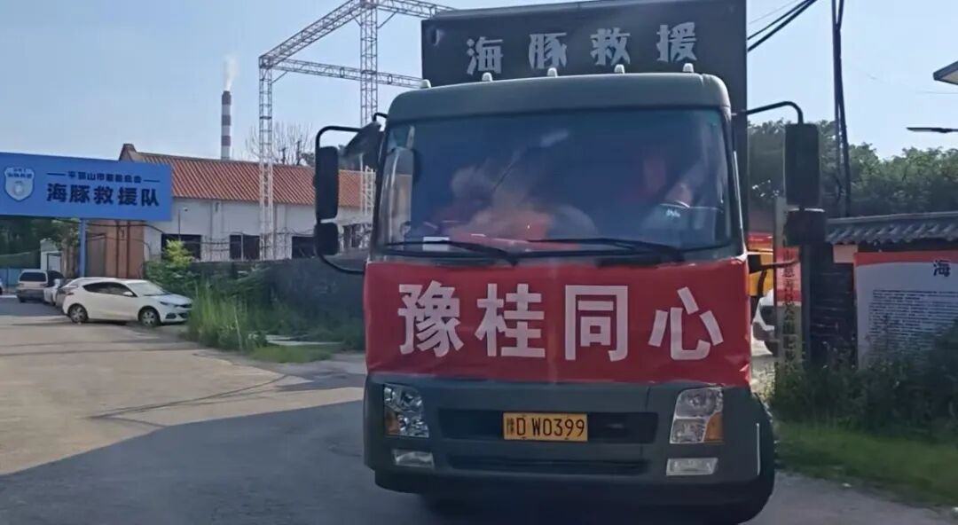 河南“巨无霸餐车”驰援广西救灾一线,一次可解决近千人就餐问题 河南“巨无霸餐车”驰援广西救灾一线,一次可解决近千人就餐问题