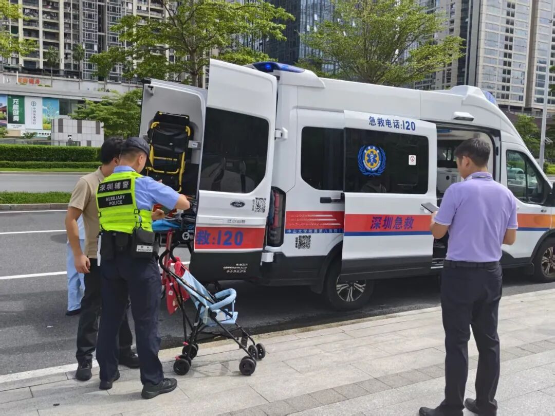 两岁女童岗厦北站突发晕厥,地铁员工跪地心肺复苏成功施救 两岁女童岗厦北站突发晕厥,地铁员工跪地心肺复苏成功施救
