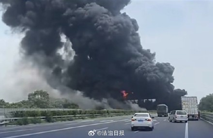 葫芦岛发生柴油槽罐车侧翻 致2人死亡 葫芦岛发生柴油槽罐车侧翻 致2人死亡