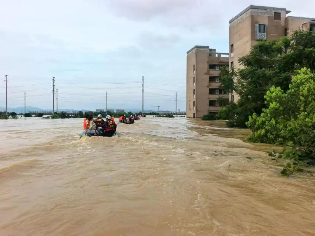 河南“巨无霸餐车”驰援广西救灾一线,一次可解决近千人就餐问题 河南“巨无霸餐车”驰援广西救灾一线,一次可解决近千人就餐问题