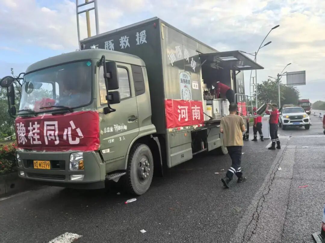 河南“巨无霸餐车”驰援广西救灾一线,一次可解决近千人就餐问题 河南“巨无霸餐车”驰援广西救灾一线,一次可解决近千人就餐问题
