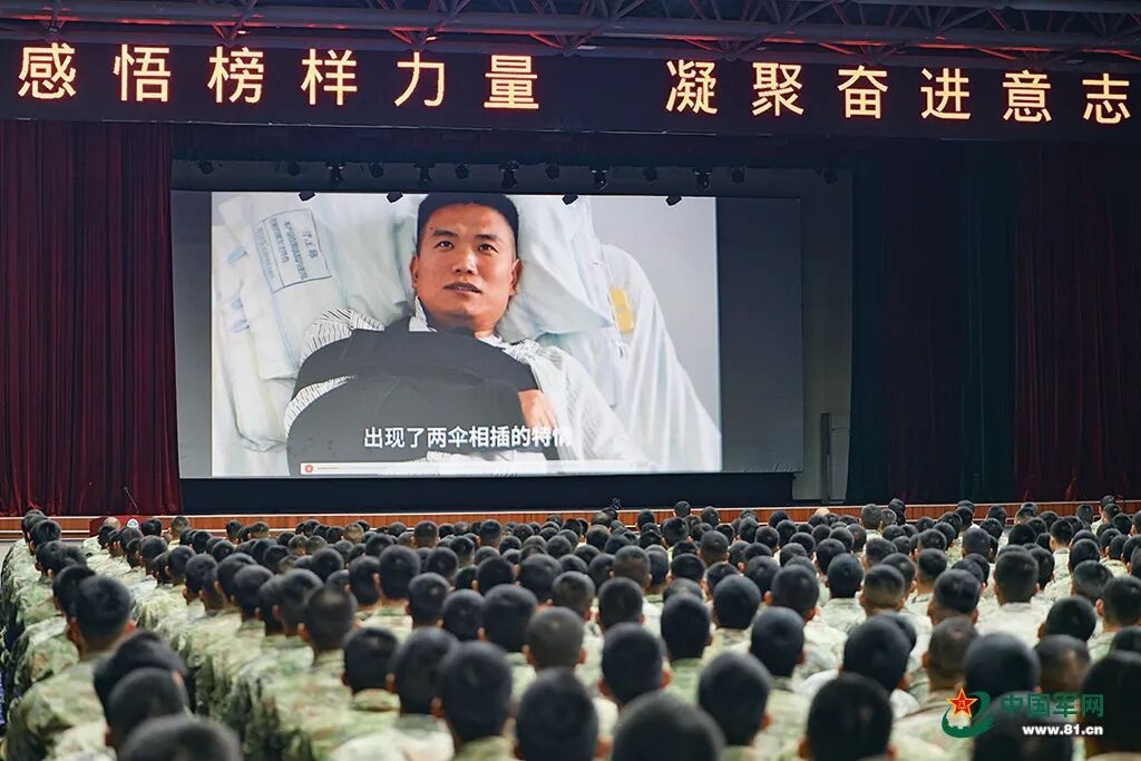 高空跳伞突发特情,他救护昏迷战友着陆:“我的伞就是他的伞” 高空跳伞突发特情,他救护昏迷战友着陆:“我的伞就是他的伞”