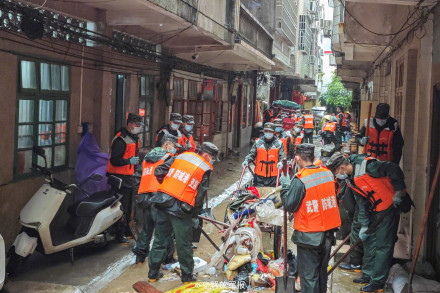 武警官兵奋战灾后清淤一线 武警官兵奋战灾后清淤一线
