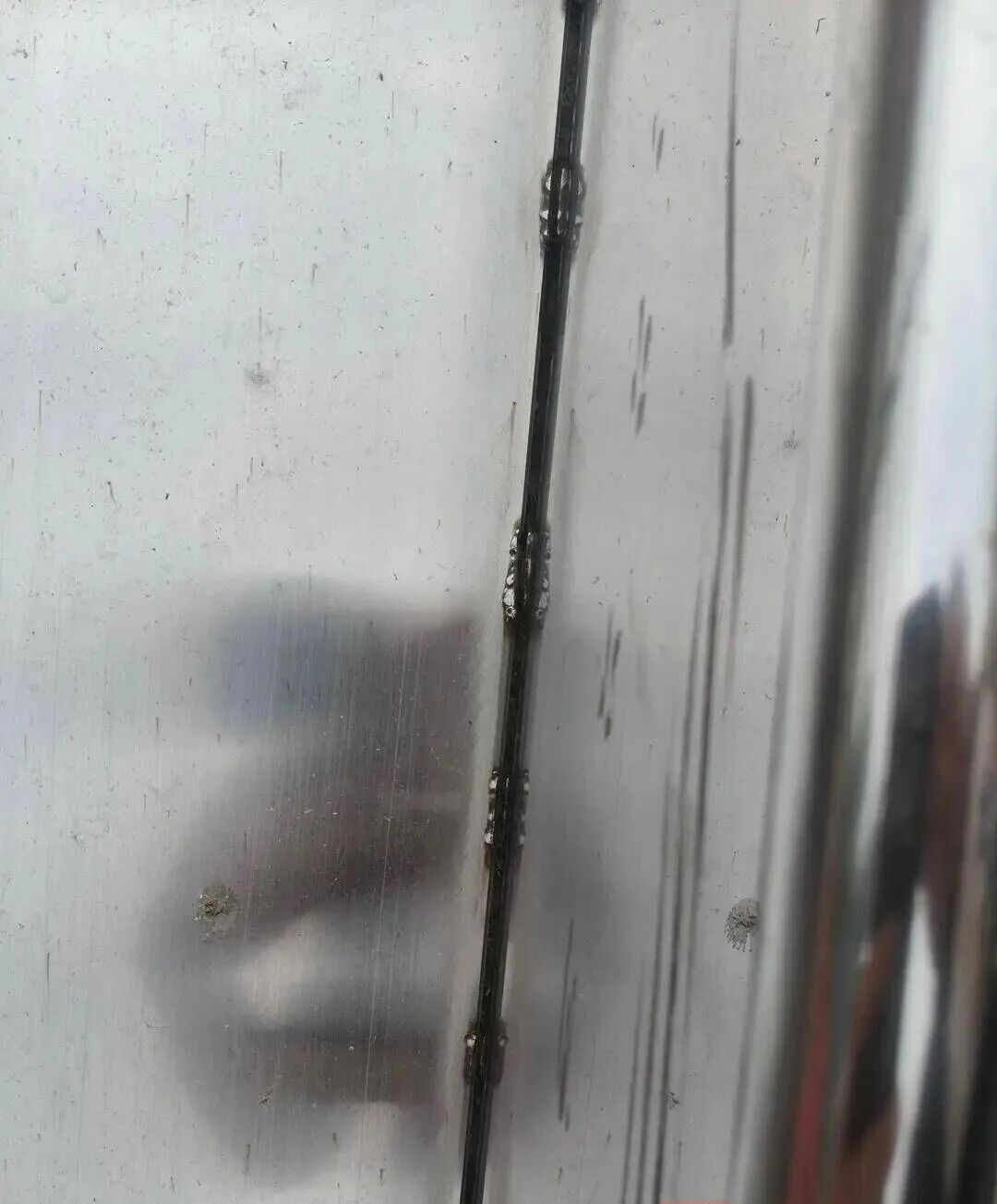 2岁女童在商场门口玩不锈钢滑梯被夹断小拇指...暑期安全提醒→ 2岁女童在商场门口玩不锈钢滑梯被夹断小拇指...暑期安全提醒→