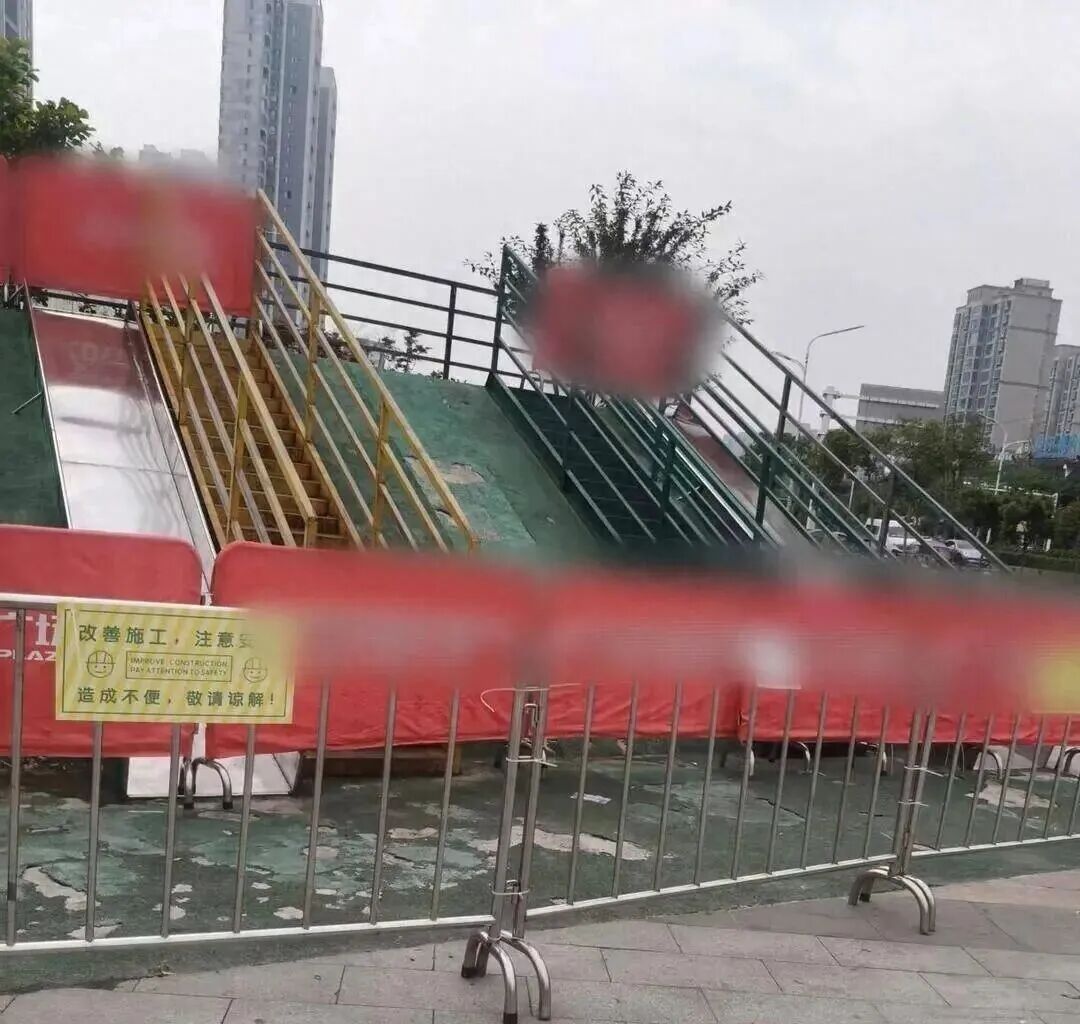 “爸爸我的手指没了!”2岁女童在商场被夹断小拇指,辗转三地接指 “爸爸我的手指没了!”2岁女童在商场被夹断小拇指,辗转三地接指