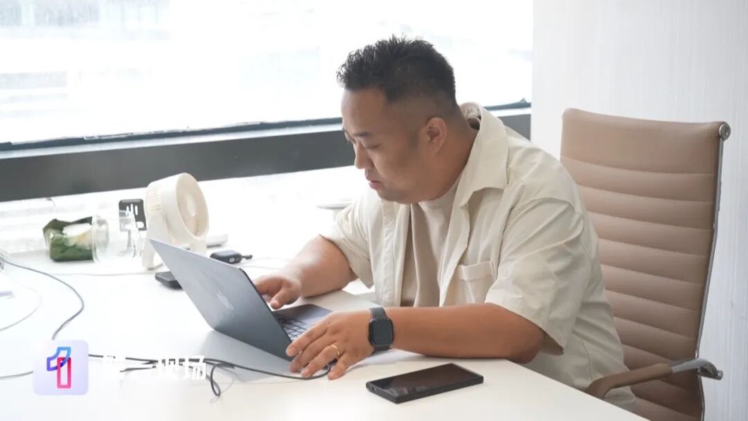 特殊的惊喜!深圳老板“骗”实习生出差,不为工作,只为千里之外的一场毕业典礼 特殊的惊喜!深圳老板“骗”实习生出差,不为工作,只为千里之外的一场毕业典礼