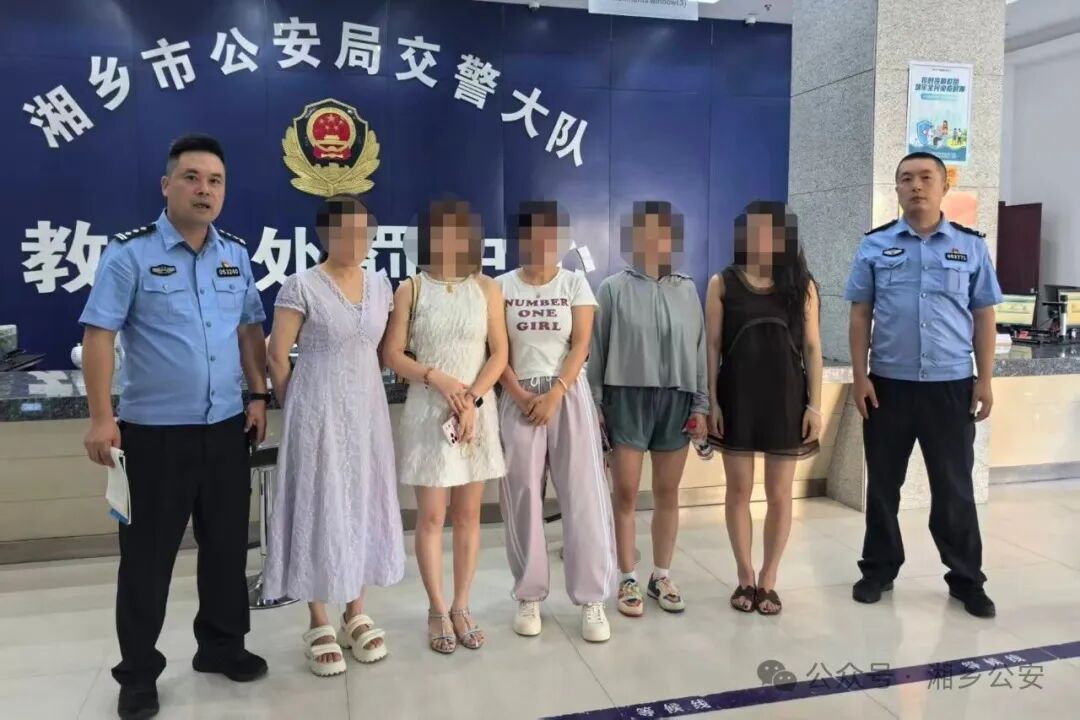湖南5名女子模仿网红在机动车道跳舞泼酒,民警:已依法行政处罚并开展警示教育 湖南5名女子模仿网红在机动车道跳舞泼酒,民警:已依法行政处罚并开展警示教育
