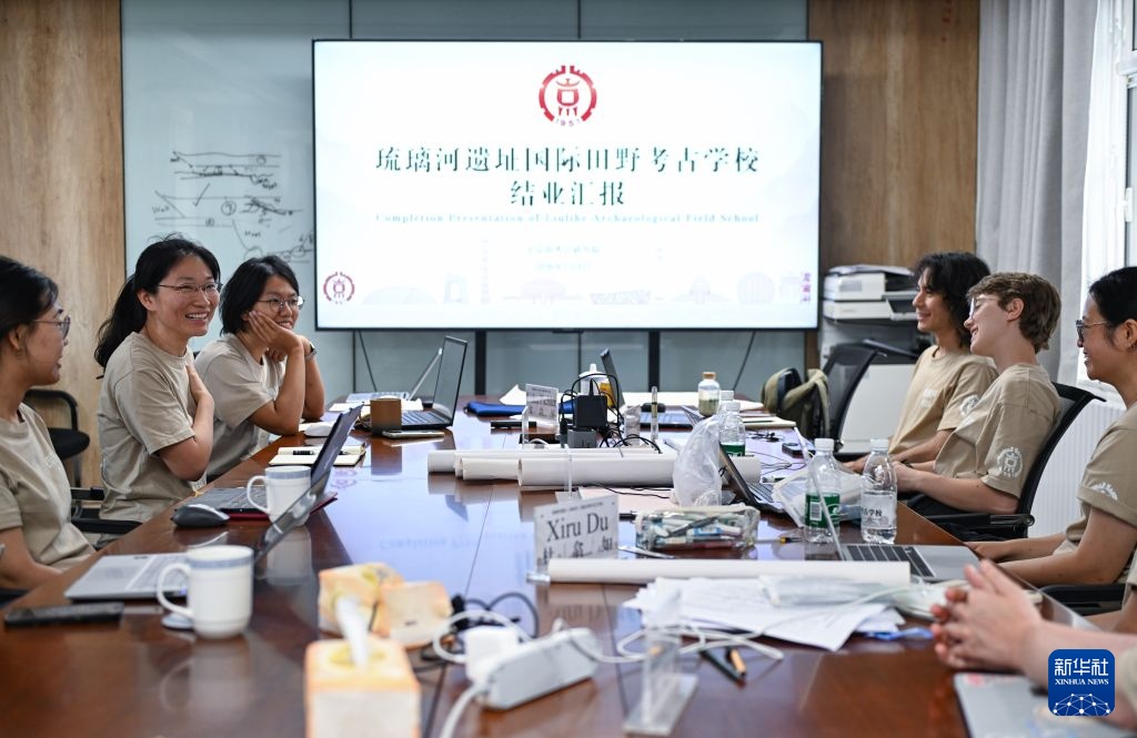 中外青年在北京琉璃河遗址共研考古