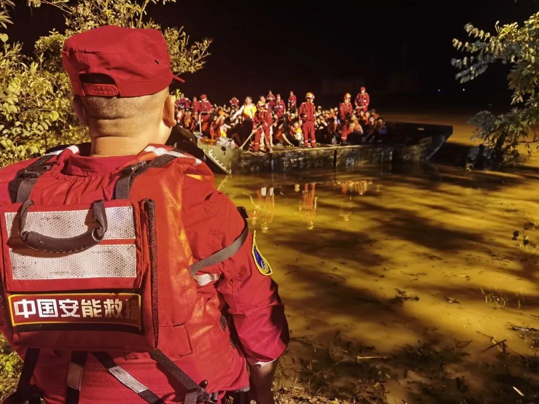 昼夜不停,广西贵港受困3万师生全部完成转移安置 昼夜不停,广西贵港受困3万师生全部完成转移安置