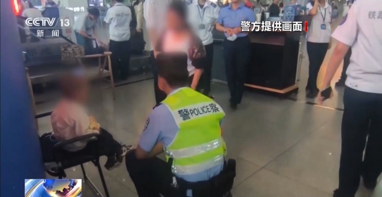 站台、检票闸机……暑运带娃出行 注意车站的“隐形危险” 站台、检票闸机……暑运带娃出行 注意车站的“隐形危险”