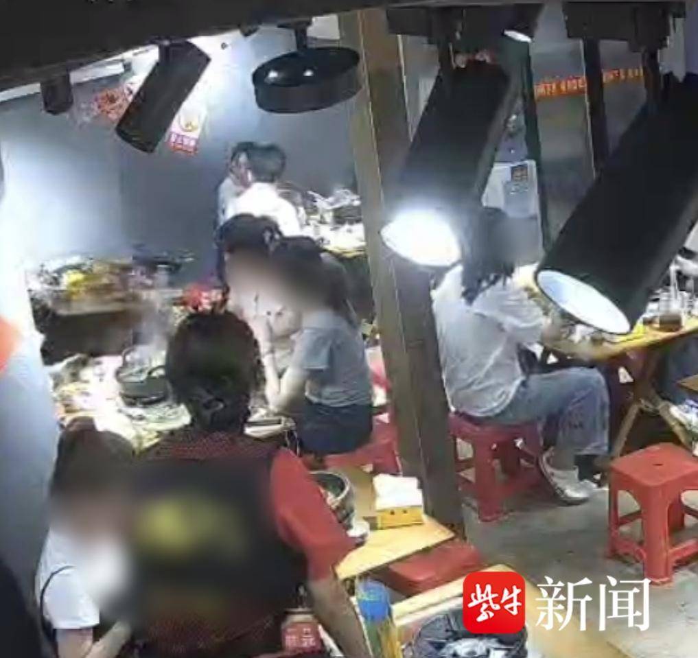 情侣接吻时摔倒打翻火锅,造成前桌女子多处烫伤,商家桌椅或存安全隐患 情侣接吻时摔倒打翻火锅,造成前桌女子多处烫伤,商家桌椅或存安全隐患