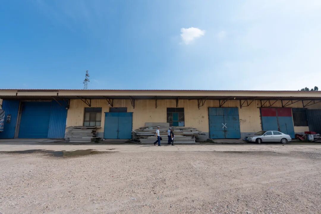 险！1700㎡库房用易燃泡沫彩钢板，平谷消防紧急依法临时查封