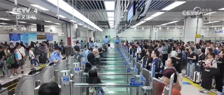 “数”说上半年出入境“成绩单” 看外国人在华乐享高效便捷政务服务 “数”说上半年出入境“成绩单” 看外国人在华乐享高效便捷政务服务