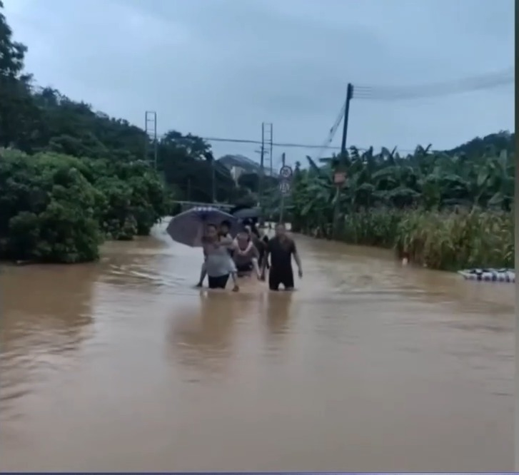 27个孩子乘车被积水所困 民警紧急救援 27个孩子乘车被积水所困 民警紧急救援