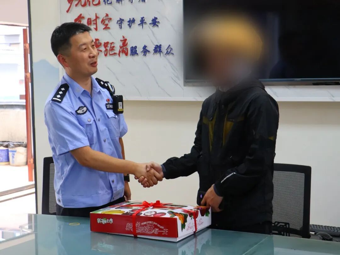 拦住他!嫌疑人逃跑,两名外卖小哥二话不说冲了过去→ 拦住他!嫌疑人逃跑,两名外卖小哥二话不说冲了过去→