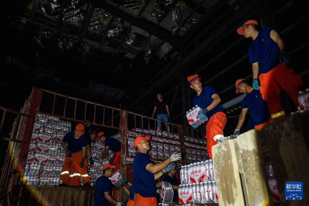 湖北消防连夜转运超千万元民生物资 湖北消防连夜转运超千万元民生物资