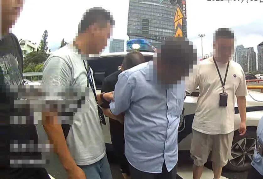 杭州街头一男子提着行李箱左顾右盼，便衣立马确认：就是他！20分钟后，人赃并获
