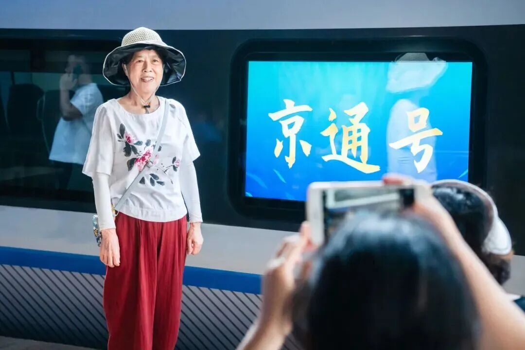 新线正式投用,新车亮相 新线正式投用,新车亮相