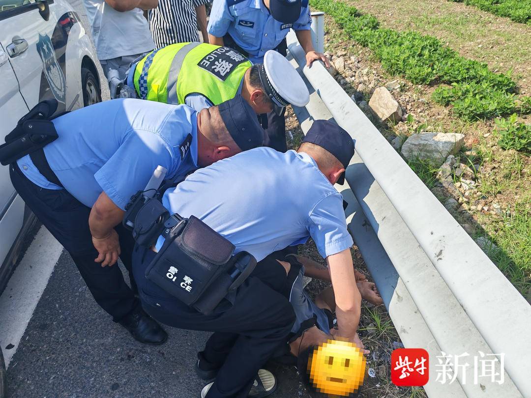 男子突发疾病倒卧省道,民警车流中紧急施救 男子突发疾病倒卧省道,民警车流中紧急施救