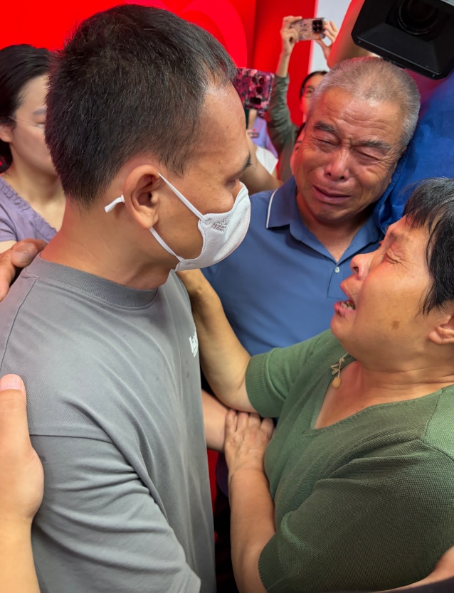 西安警方破获三起拐卖儿童积案,认亲仪式现场→ 西安警方破获三起拐卖儿童积案,认亲仪式现场→
