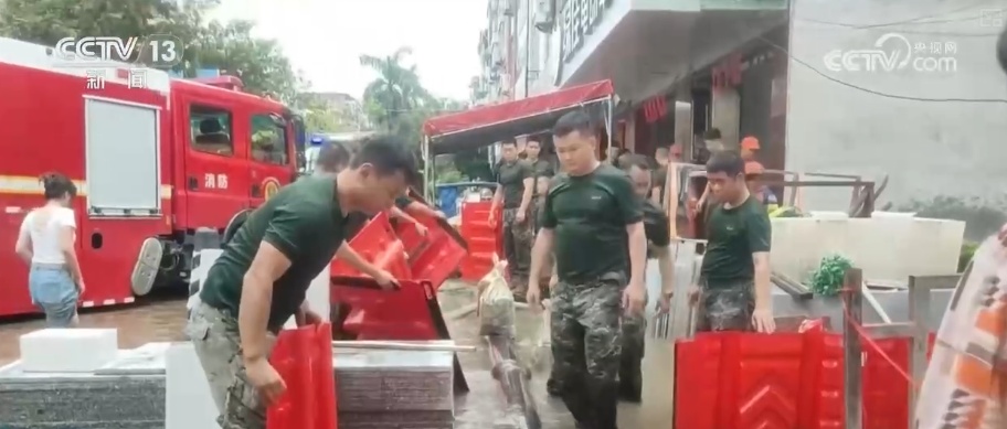 一个个迷彩身影用肩膀架起百姓安全之梯 以冲锋姿态守护灾区平安