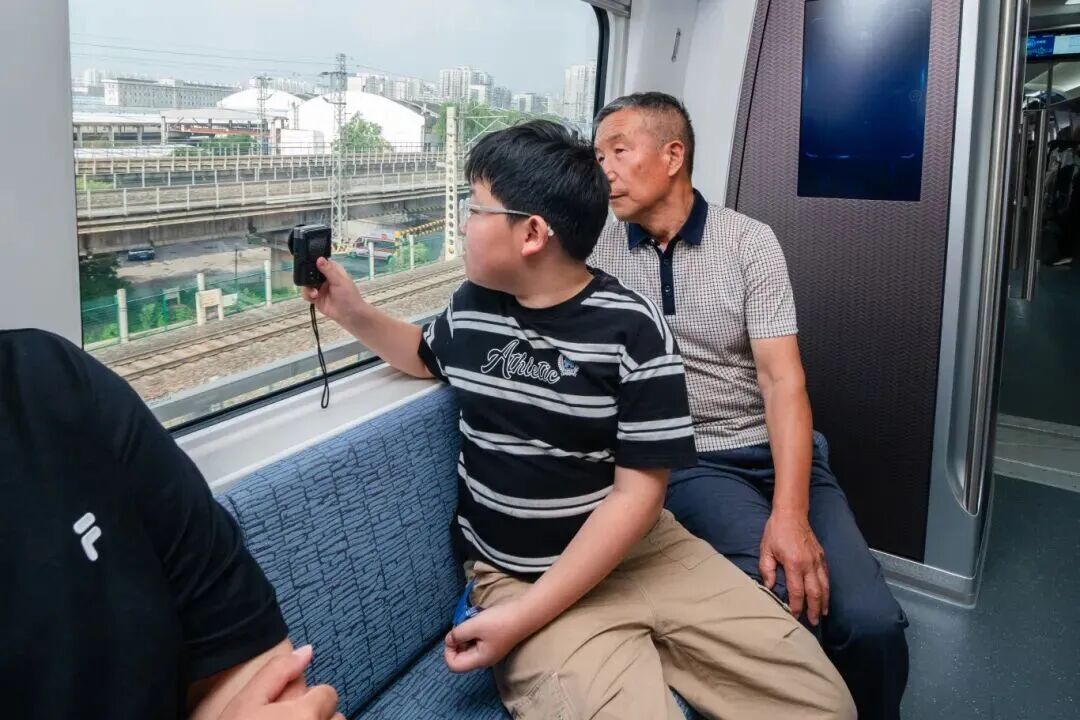 新线正式投用,新车亮相 新线正式投用,新车亮相