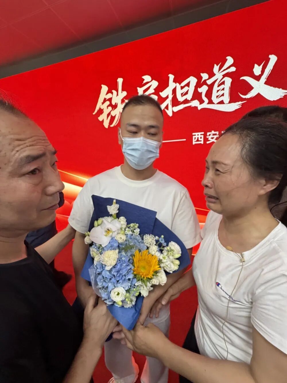 西安警方破获三起拐卖儿童积案,认亲仪式现场→ 西安警方破获三起拐卖儿童积案,认亲仪式现场→