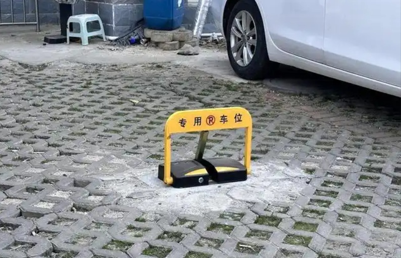 事发上海街头!停车位上凭空冒出地锁,路人摔成十级伤残 事发上海街头!停车位上凭空冒出地锁,路人摔成十级伤残