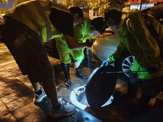 天津昨夜,局地大到暴雨!暴雨橙色预警,仍在生效中→ 天津昨夜,局地大到暴雨!暴雨橙色预警,仍在生效中→