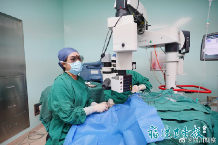 男子被球砸眼视力骤降至0.01