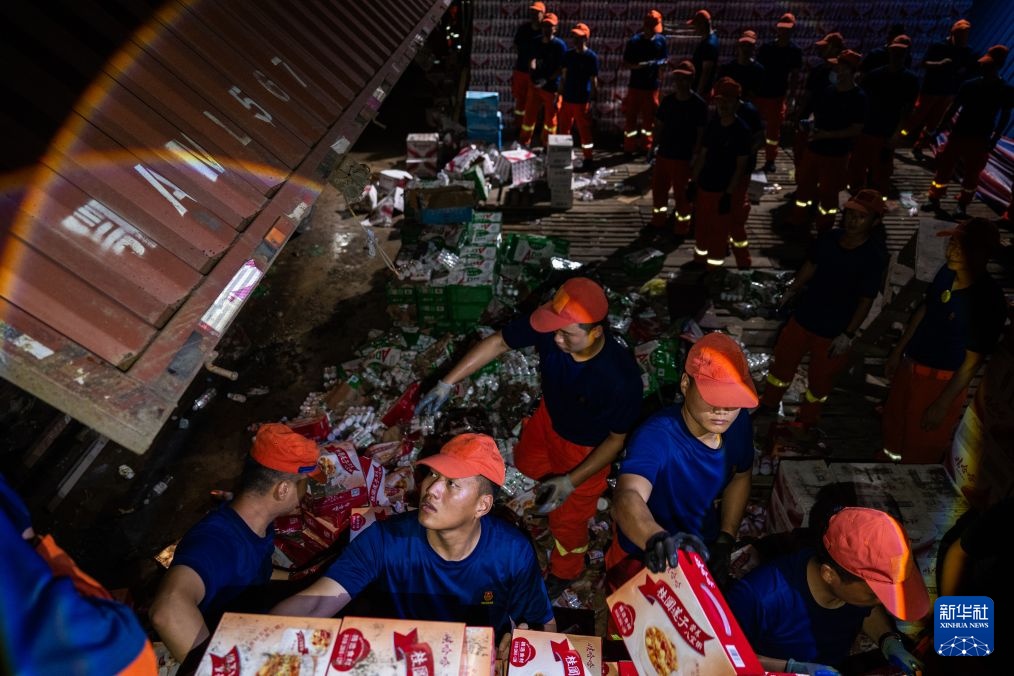 湖北消防连夜转运超千万元民生物资 湖北消防连夜转运超千万元民生物资