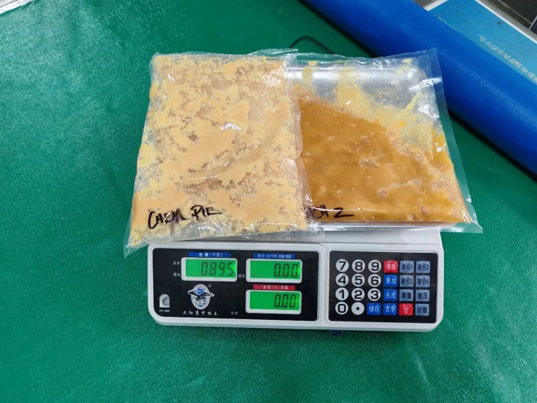 牛仔裤夹层藏毒,864.25克大麻被截获! 牛仔裤夹层藏毒,864.25克大麻被截获!