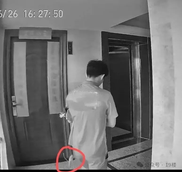 女子寄价值18.6万元翡翠手镯,快递员取件时不慎掉落!公司:愿赔付2.4万元 女子寄价值18.6万元翡翠手镯,快递员取件时不慎掉落!公司:愿赔付2.4万元
