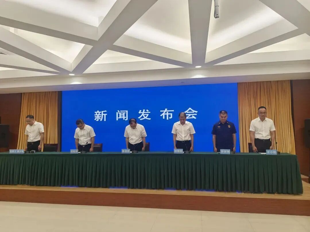 福建晋江鞋厂火灾搜救基本结束，事故造成28人不幸遇难，发布会现场全员默哀