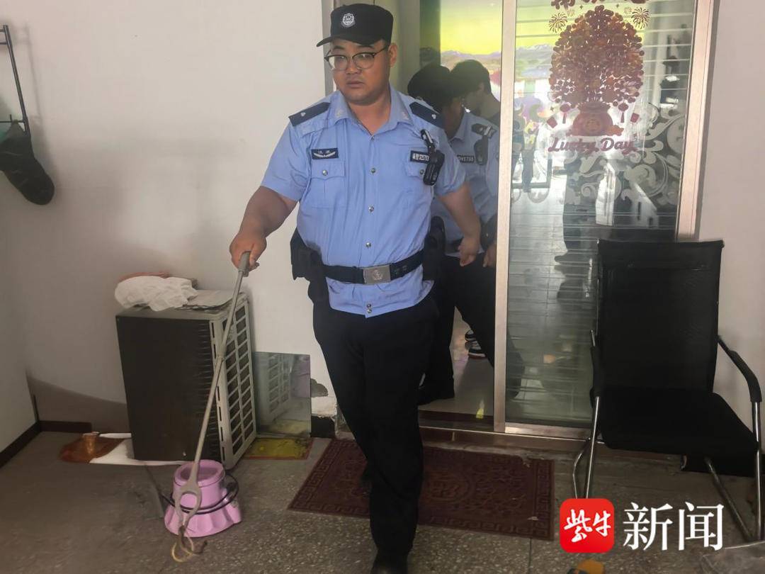 家中惊现“不速之客” 民警辅警及时出手化险为夷 家中惊现“不速之客” 民警辅警及时出手化险为夷