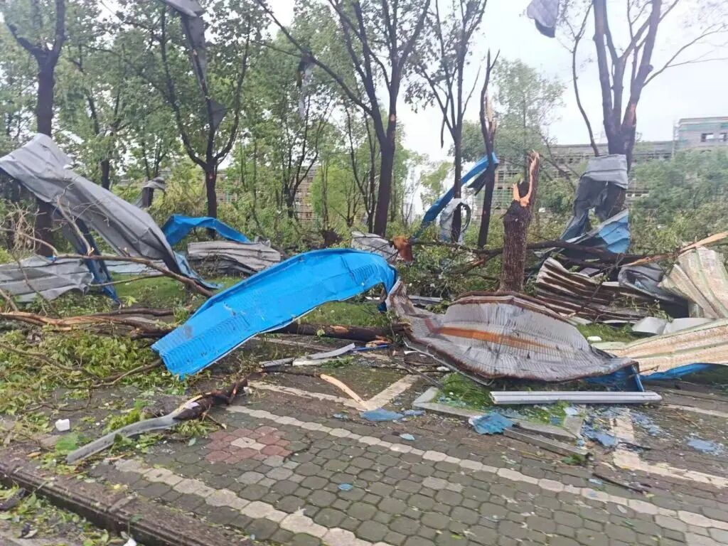 龙卷风穿过黄冈师范学院:最大风速超过15级,有学生抵住宿舍门合力抗风 龙卷风穿过黄冈师范学院:最大风速超过15级,有学生抵住宿舍门合力抗风
