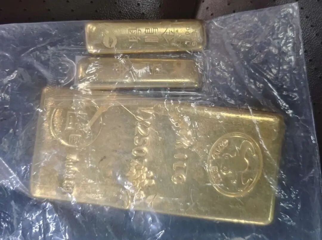 杭州街头一男子提着行李箱左顾右盼，便衣立马确认：就是他！20分钟后，人赃并获
