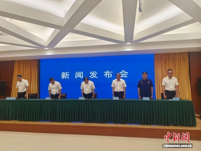 致28人遇难,已成立事故调查组,泉州市长鞠躬道歉……福建鞋厂火灾发布会信息汇总 致28人遇难,已成立事故调查组,泉州市长鞠躬道歉……福建鞋厂火灾发布会信息汇总