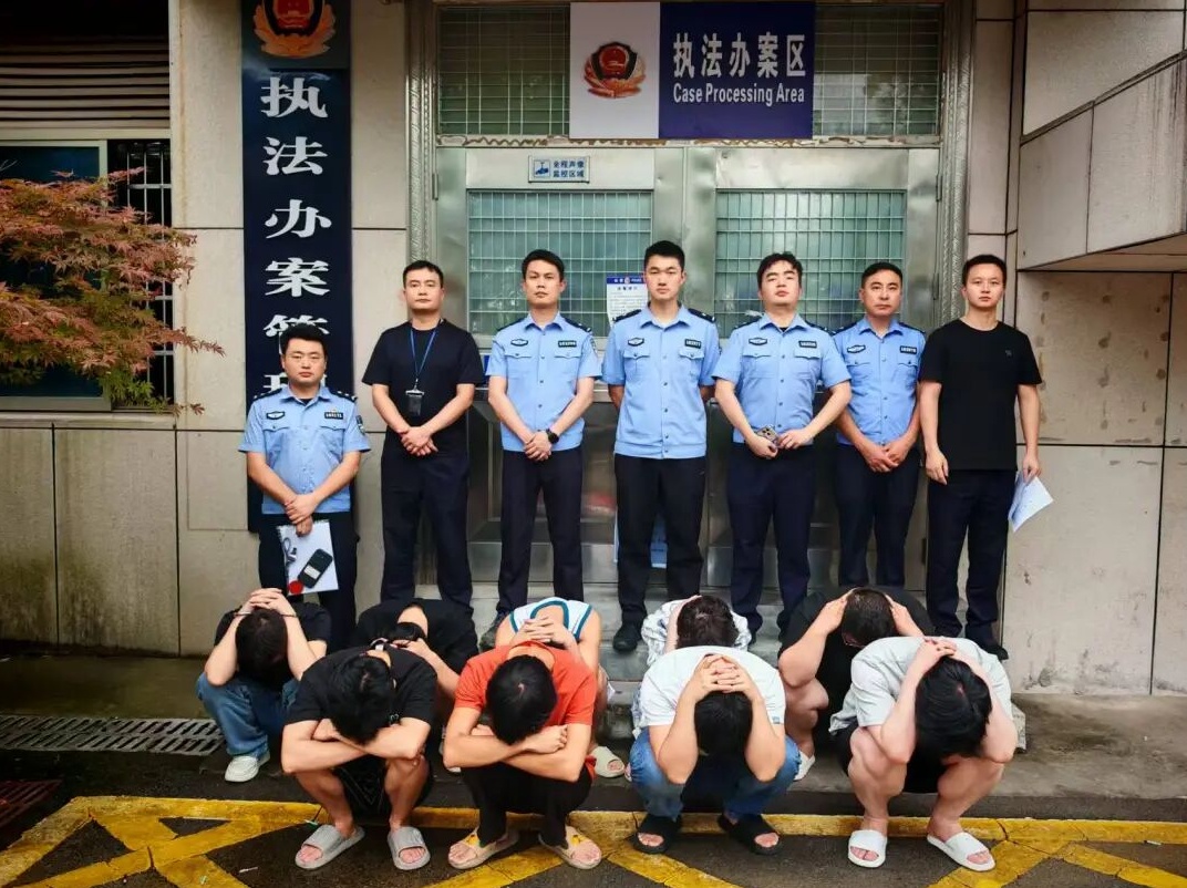 “哥哥,我是真心的” 屏幕里的温柔小妹竟是爷们儿,湖南警方捣毁电诈窝点:27人被抓 “哥哥,我是真心的” 屏幕里的温柔小妹竟是爷们儿,湖南警方捣毁电诈窝点:27人被抓