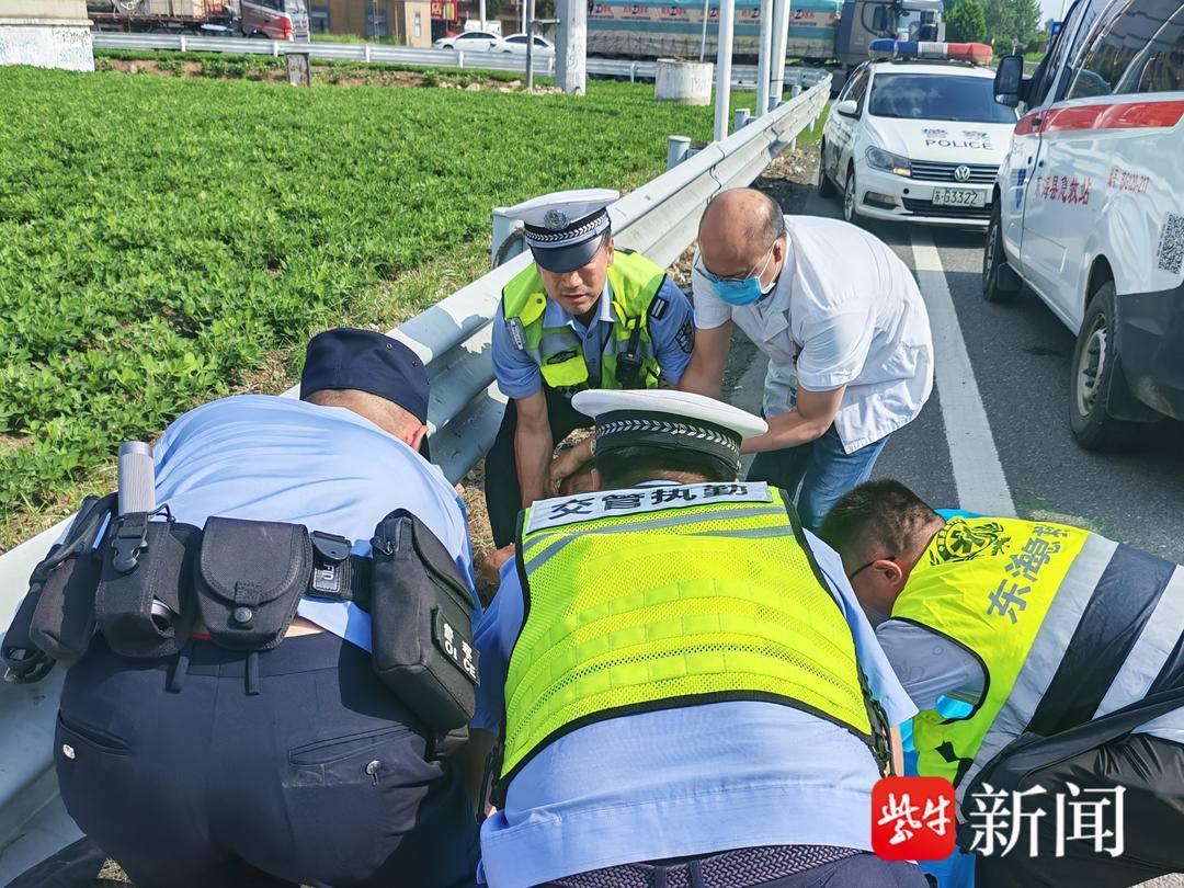 男子突发疾病倒卧省道,民警车流中紧急施救 男子突发疾病倒卧省道,民警车流中紧急施救