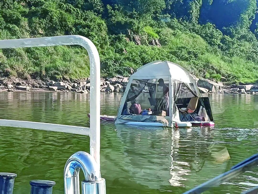 “桨板上趴着两个人、一条狗”!重庆男子带着小学毕业的儿子和狗,要从北碚漂到宜昌长见识 “桨板上趴着两个人、一条狗”!重庆男子带着小学毕业的儿子和狗,要从北碚漂到宜昌长见识