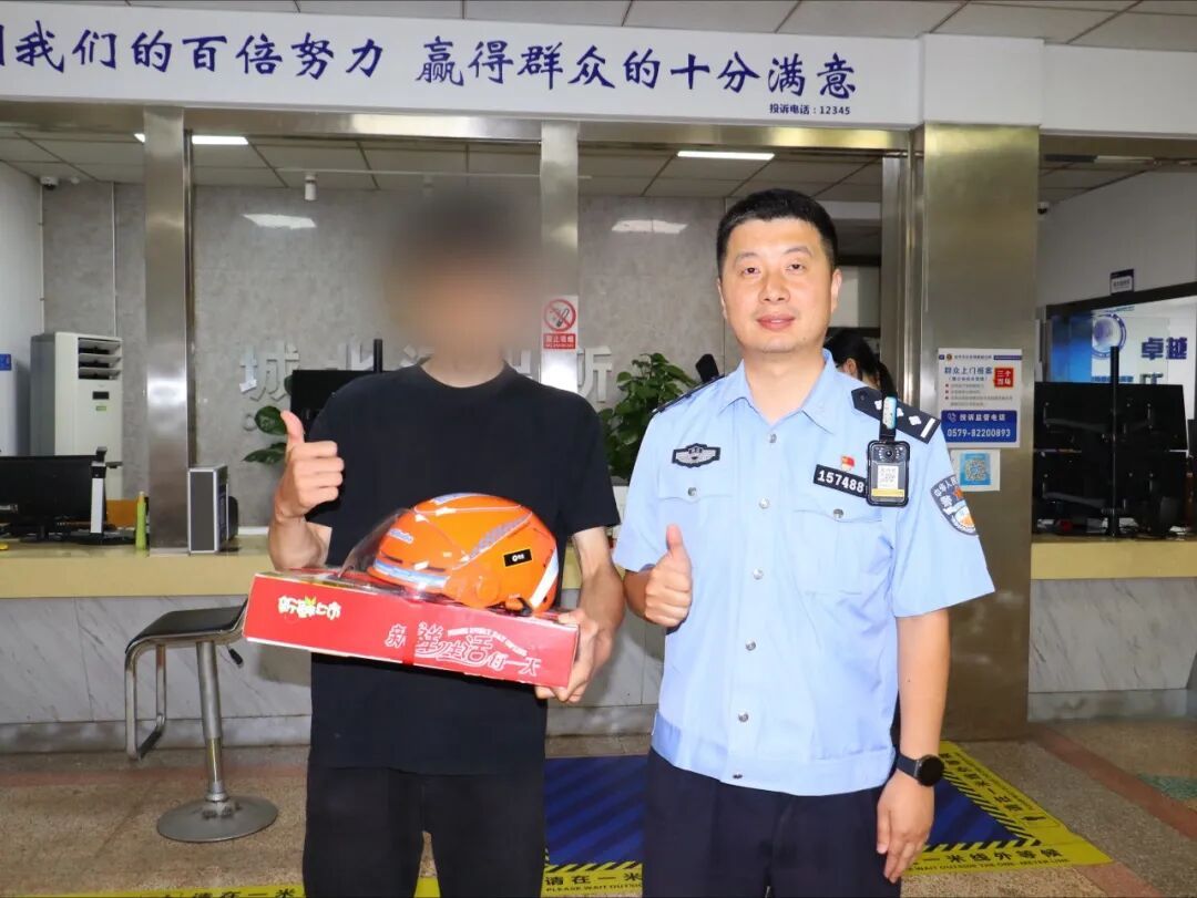 拦住他!嫌疑人逃跑,两名外卖小哥二话不说冲了过去→ 拦住他!嫌疑人逃跑,两名外卖小哥二话不说冲了过去→