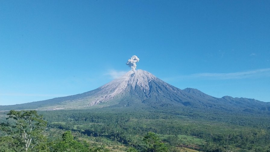 印尼塞梅鲁火山喷发 灰柱高约1300米 印尼塞梅鲁火山喷发 灰柱高约1300米